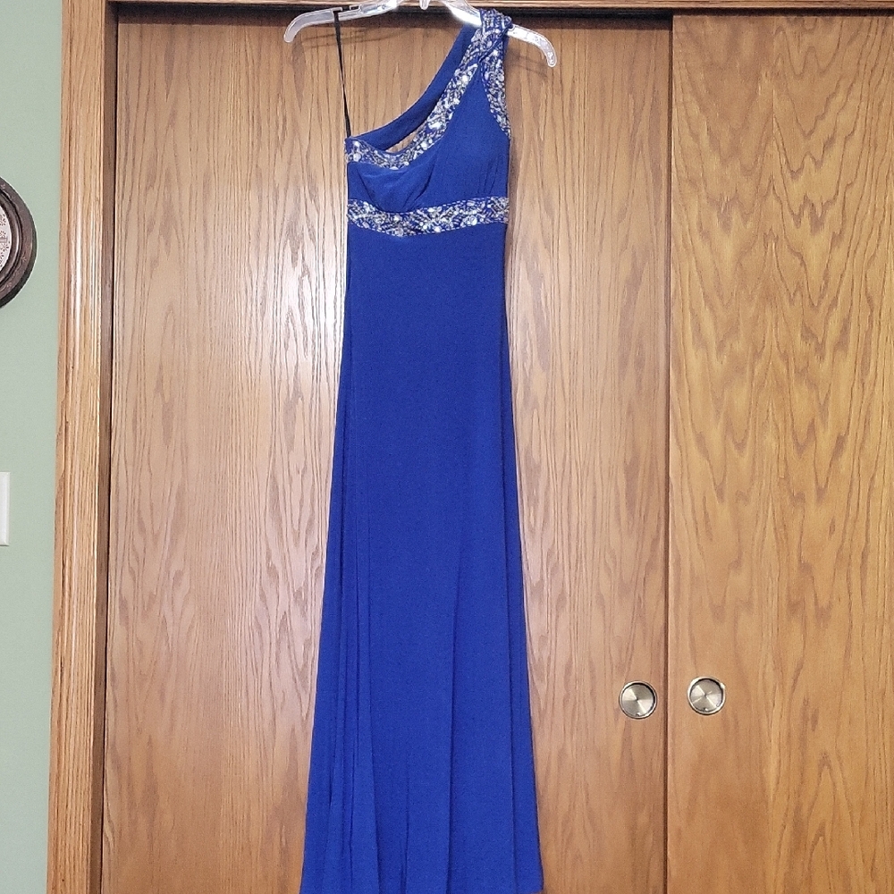 Long, blue evening prom dress gown